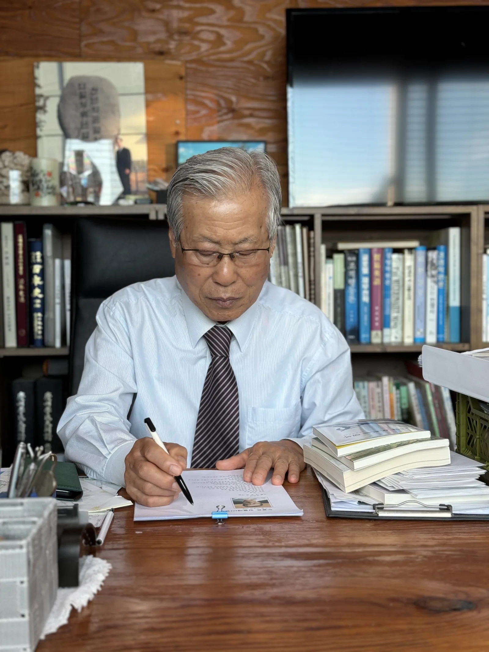 편백문학 회원들이 모여 글을 쓰고 있는 집필 현장