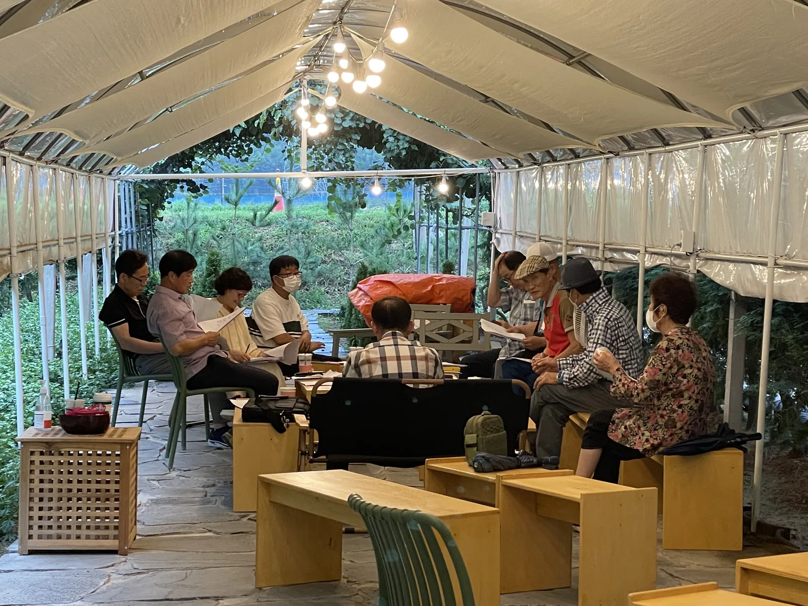 편백미로 야외 문학 모임 장면