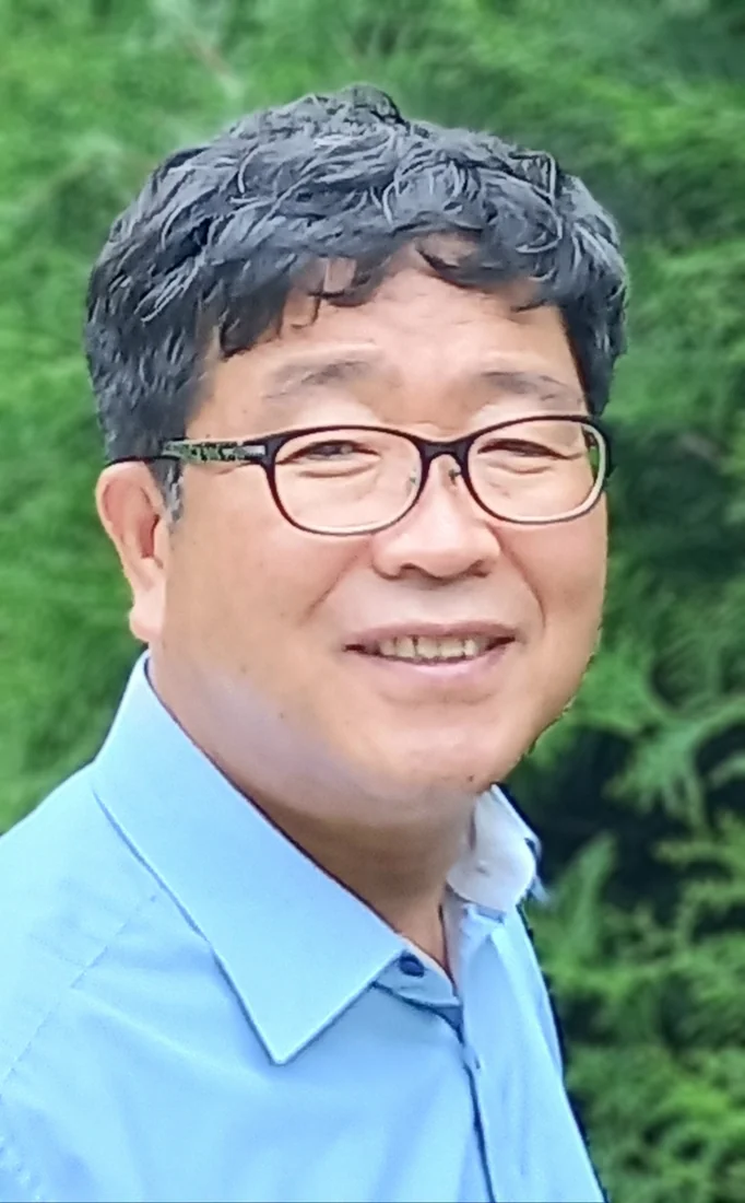 이진수 사무국장 · 2026 《문예운동》 신인 당선작 수필가 — 편백숲을 배경으로 한 인물 사진